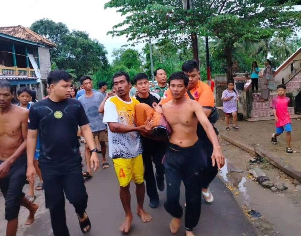 (Tim SAR dan warga setempat saat mengevakuasi korban tenggelam di sungai Musi) IDN Times/istimewa