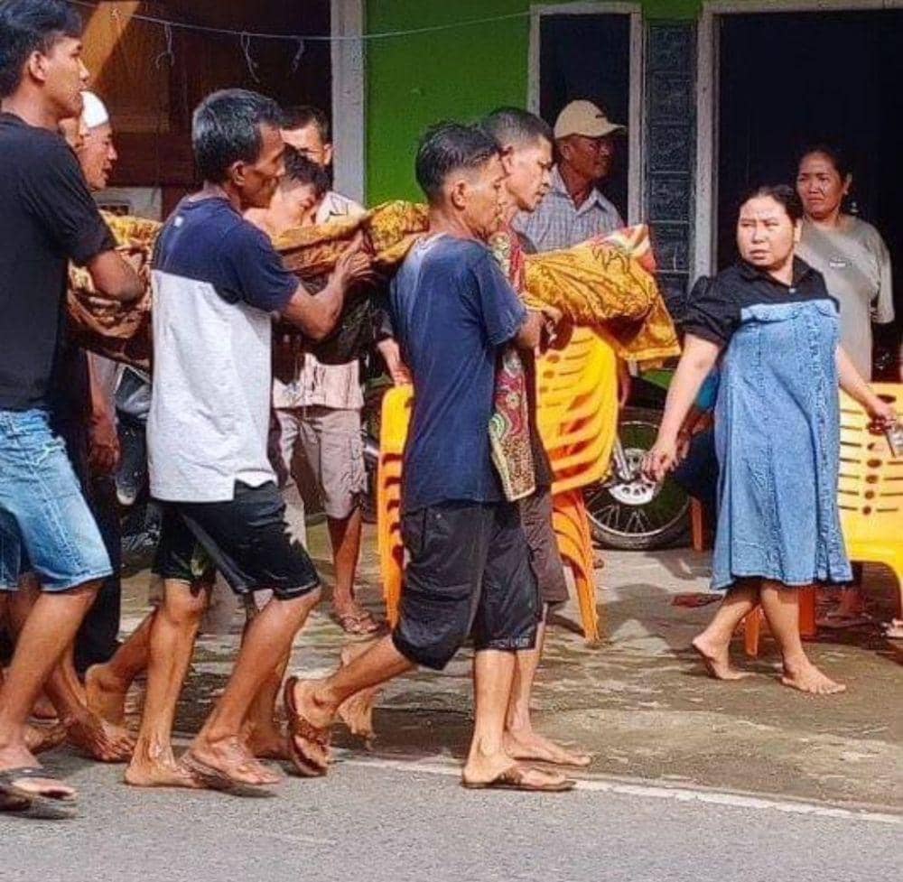(Tim SAR dan warga setempat saat mengevakuasi korban tenggelam di sungai Musi) IDN Times/istimewa