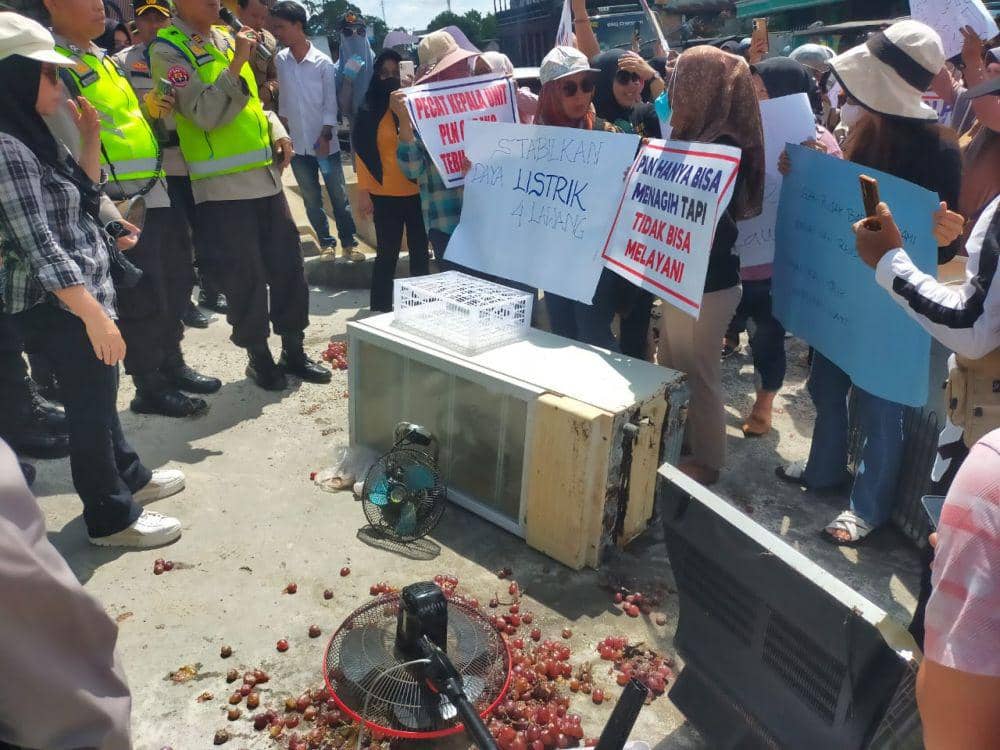 (Puluhan Warga Empat Lawang Protes Bawa Elektronik Rusak ke Kantor PLN) IDN Times/istimewa