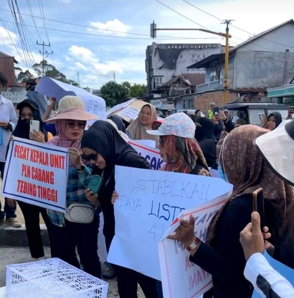 (Puluhan Warga Empat Lawang Protes Bawa Elektronik Rusak ke Kantor PLN) IDN Times/istimewa