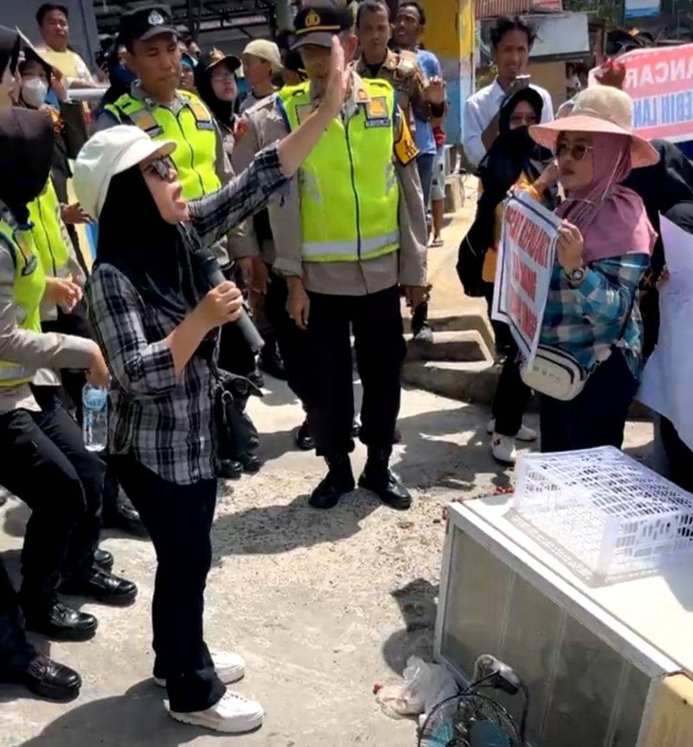 Warga Empat Lawang Protes Bawa Barang Elektronik Rusak ke Kantor PLN
