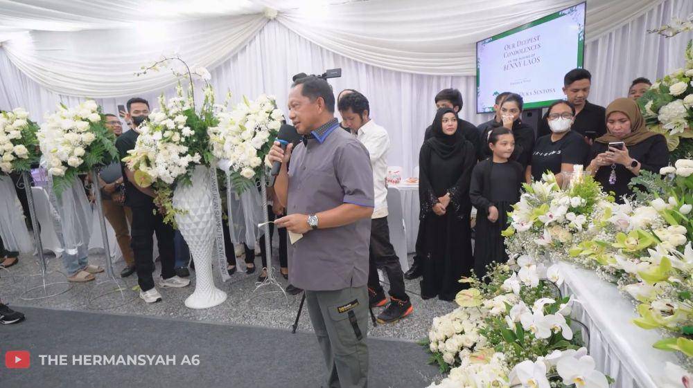 potret keluarga Anang-Ashanty di rumah duka Benny Laos (youtube.com/TheHermansyahA6world)