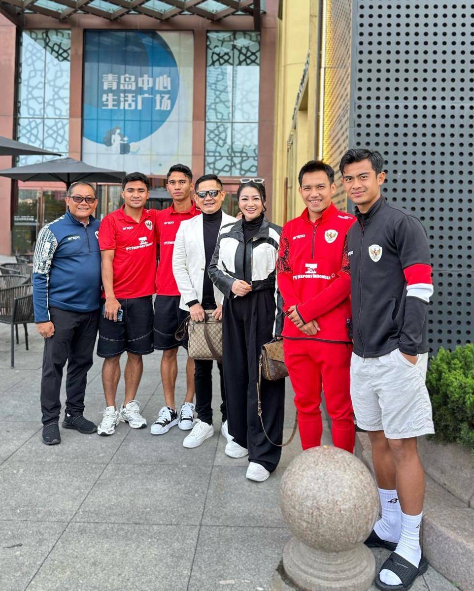 potret Fitri Carlina ketemu pemain timnas di China (instagram.com/fitricarlina)
