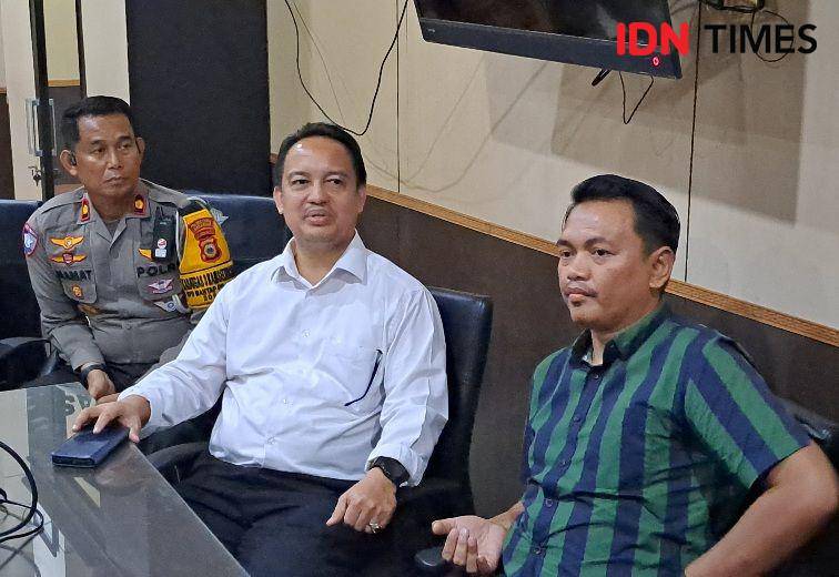 Perwakilan pihak keluarga tersangka dan korban owner pallubasa serigala saat berada di Mapolrestabes Makassar, Senin (14/10/2024) / (IDN Times : Darsil Yahya Mustari)