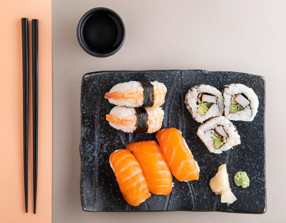set maki dan nigiri sushi (freepik.com/freepik)