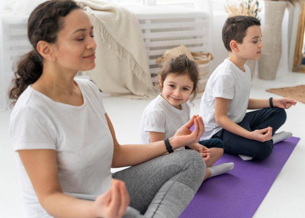 ilustrasi anak berlatih mindfulness (freepik.com/freepik)