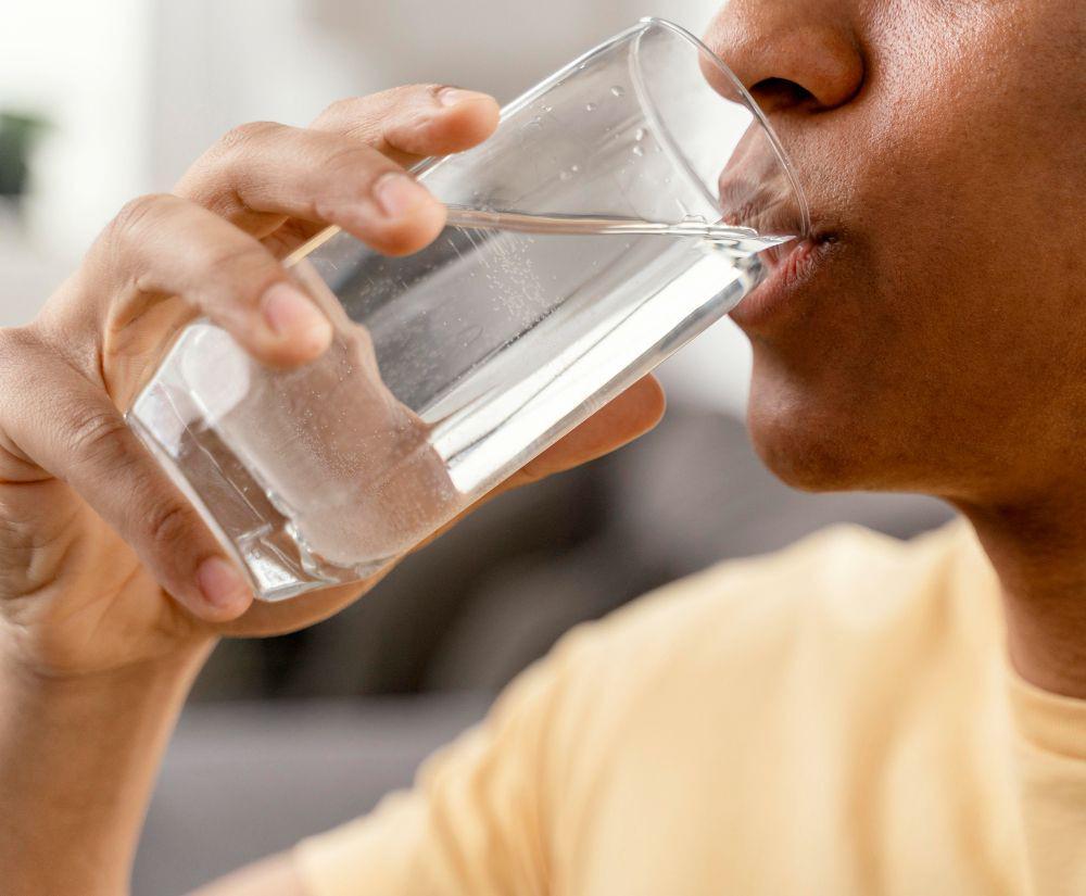 Apakah Minum Air Hangat Bisa Membakar Lemak Tubuh?
