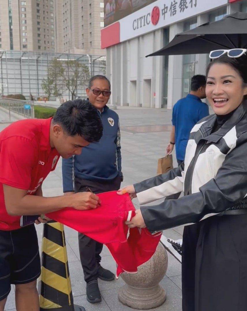 potret Fitri Carlina ketemu pemain timnas di China (instagram.com/fitricarlina)
