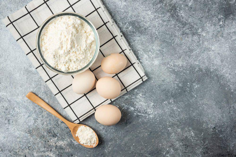 tepung dan telur (freepik.com/azerbaijan-stockers)