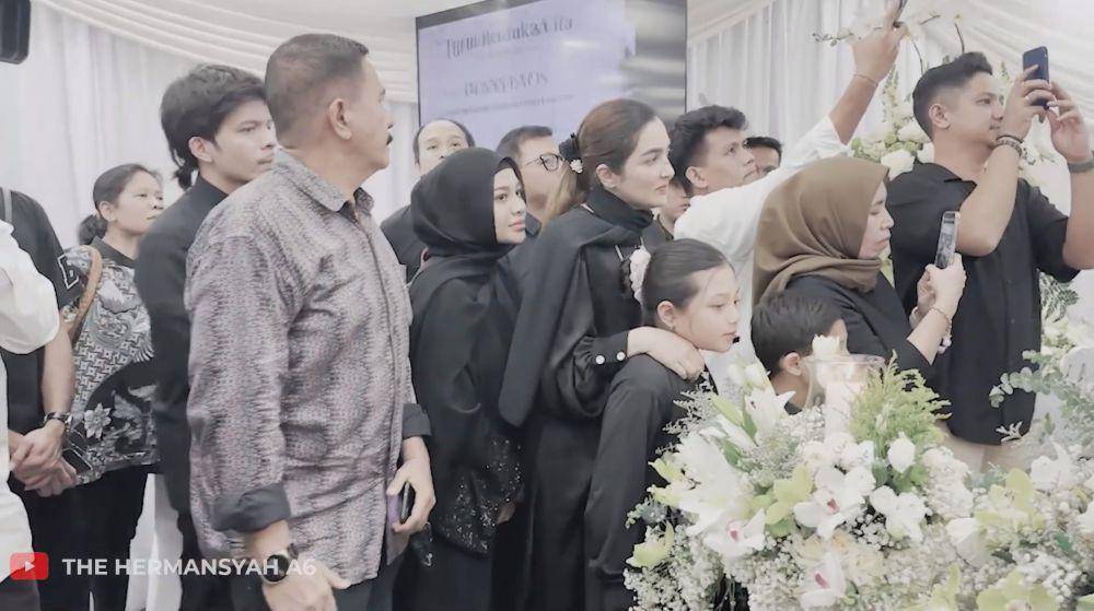 potret keluarga Anang-Ashanty di rumah duka Benny Laos (youtube.com/TheHermansyahA6world)