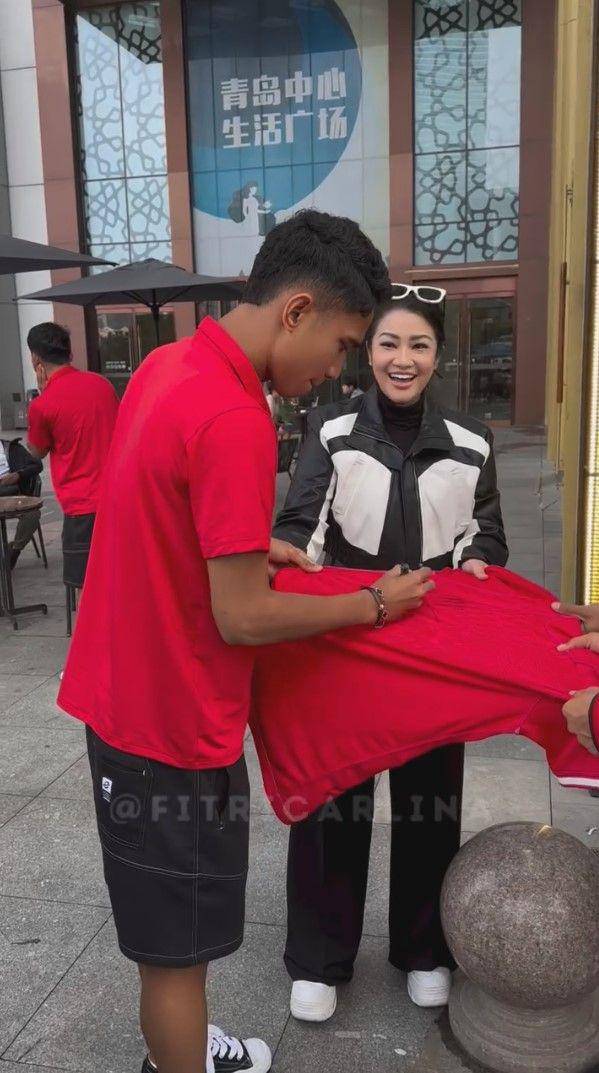 potret Fitri Carlina ketemu pemain timnas di China (instagram.com/fitricarlina)