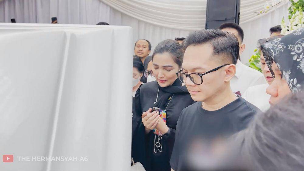 potret keluarga Anang-Ashanty di rumah duka Benny Laos (youtube.com/TheHermansyahA6world)