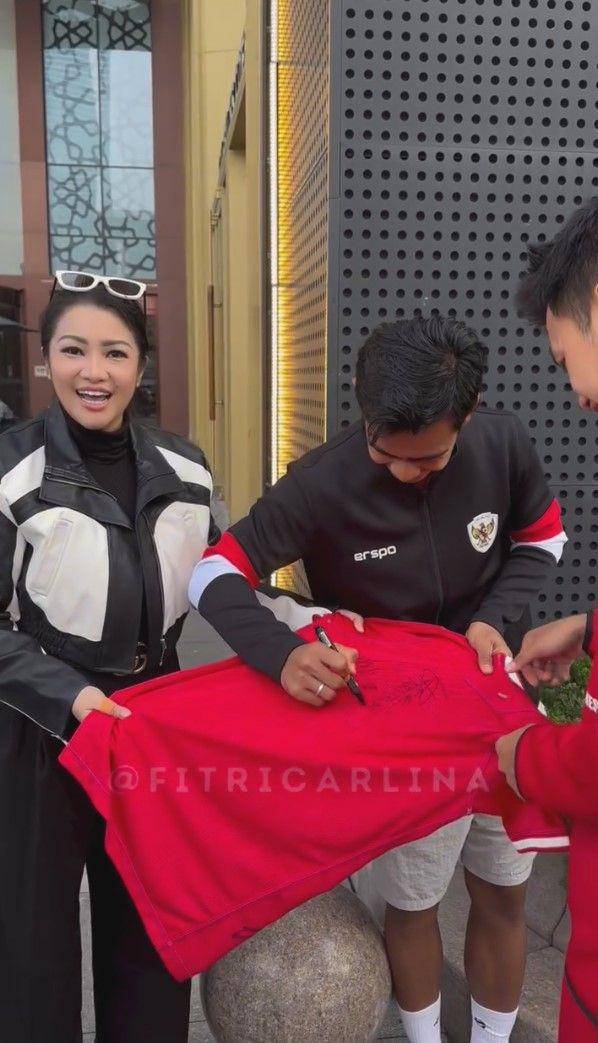 potret Fitri Carlina ketemu pemain timnas di China (instagram.com/fitricarlina)