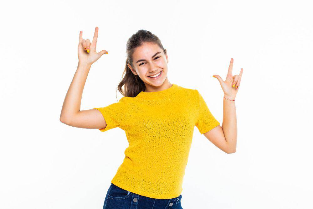 ilustrasi baju berwarna kuning (freepik.com/freepik)