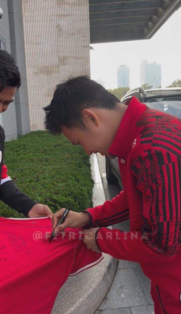potret Fitri Carlina ketemu pemain timnas di China (instagram.com/fitricarlina)