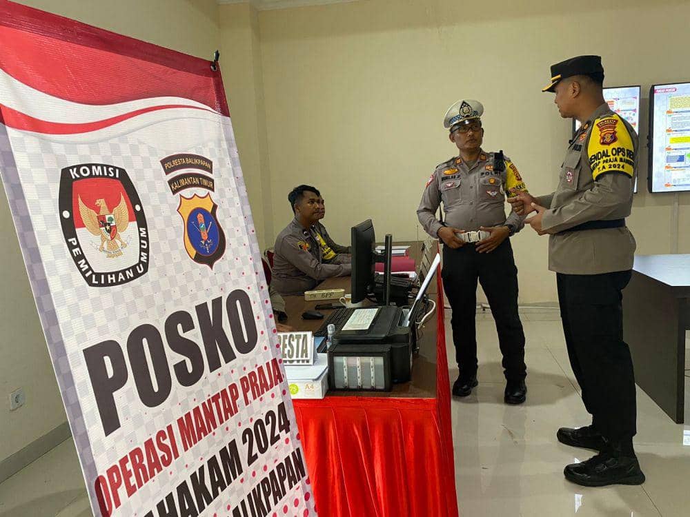 Kompol Dede Kurniawan (kanan) meninjau posko Operasi Mantap Praja di Mapolresta Balikpapan, Senin (10/4/2024) pagi. (IDN Times/Erik Alfian)