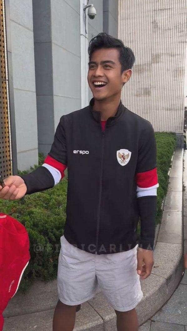 potret Fitri Carlina ketemu pemain timnas di China (instagram.com/fitricarlina)