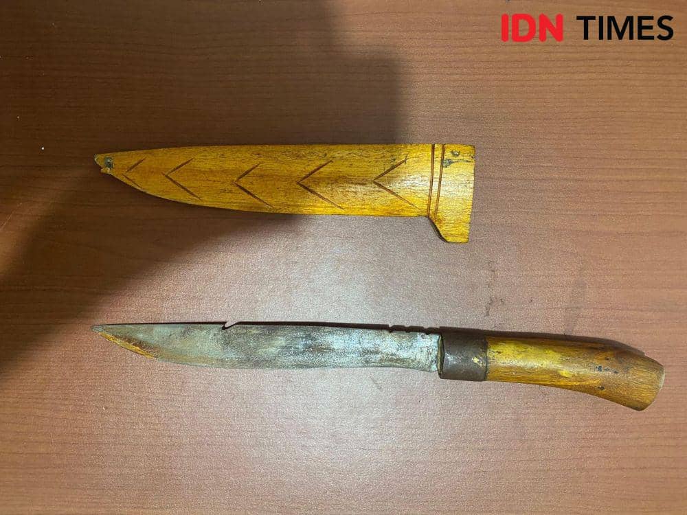 Barang bukti yang digunakan pelaku penusukan. (IDN Times/istimewa).