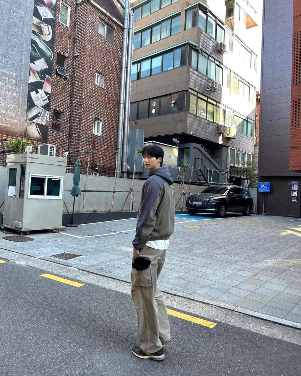 styling baggy pants ala Byeon Woo Seok (instagram.com/byeonwooseok)