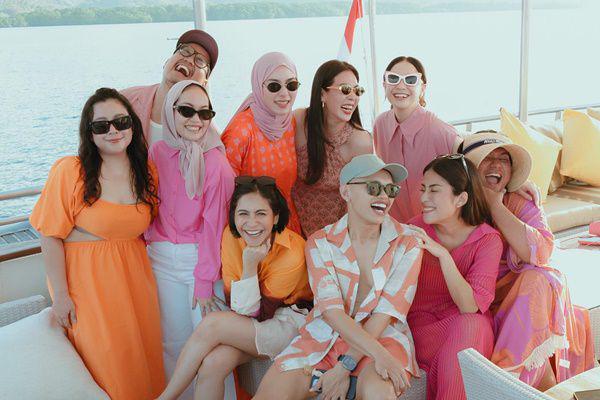 7 Potret Nagita Slavina dan Geng Artis Liburan ke Labuan Bajo