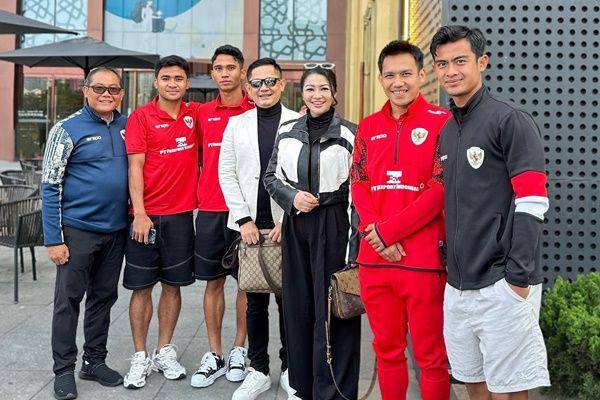 potret Fitri Carlina ketemu pemain timnas di China (instagram.com/fitricarlina)