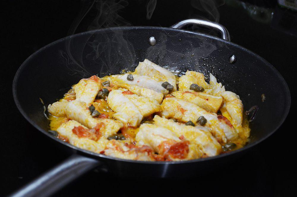 ilustrasi ikan dalam wajan masak (pixabay.com/Umbe Ber)