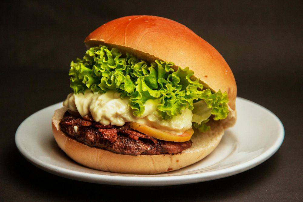 Ilustrasi burger dari daging olahan (pexels.com/@horizon-content)