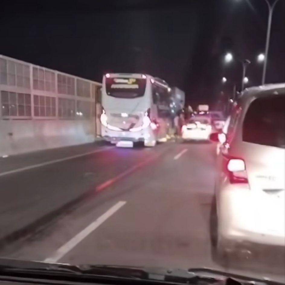 Kecelakaan di tol layang Pettarani yang menewaskan dua orang, Rabu (25/9/2024). (Tangkapan layar video)