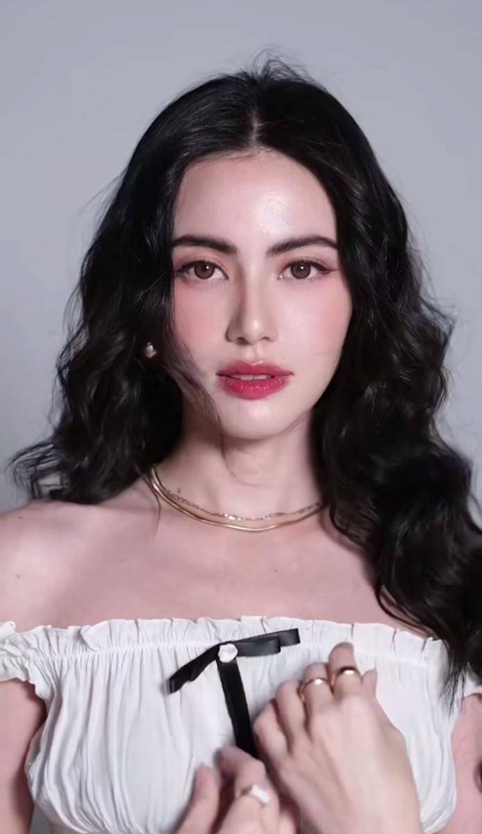 potret Davika Hoorne dengan gaya rambut keriting (instagram.com/davikah)