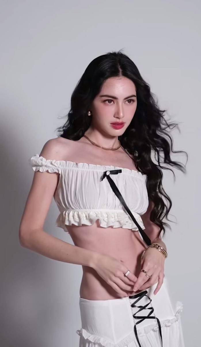 potret Davika Hoorne dengan gaya rambut keriting (instagram.com/davikah)