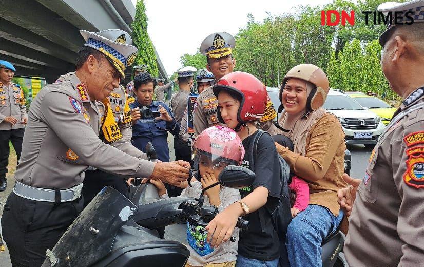 Polisi Bagikan Helm Gratis di Hari Pertama Operazi Zebra Pallawa 2024