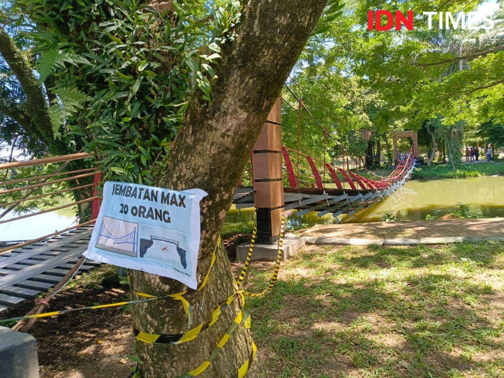 Kondisi Jembatan Cadika yang ambruk, Minggu (13/10/2024) (IDN Times/Prayugo Utomo)