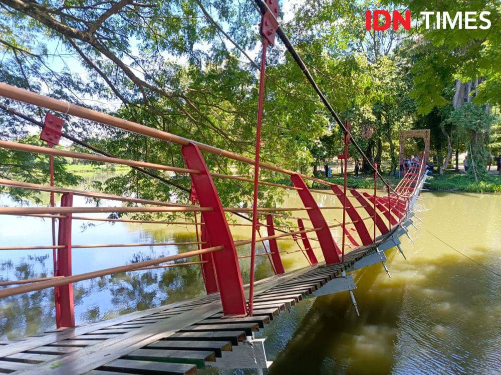 Kondisi Jembatan Cadika yang ambruk, Minggu (13/10/2024) (IDN Times/Prayugo Utomo)