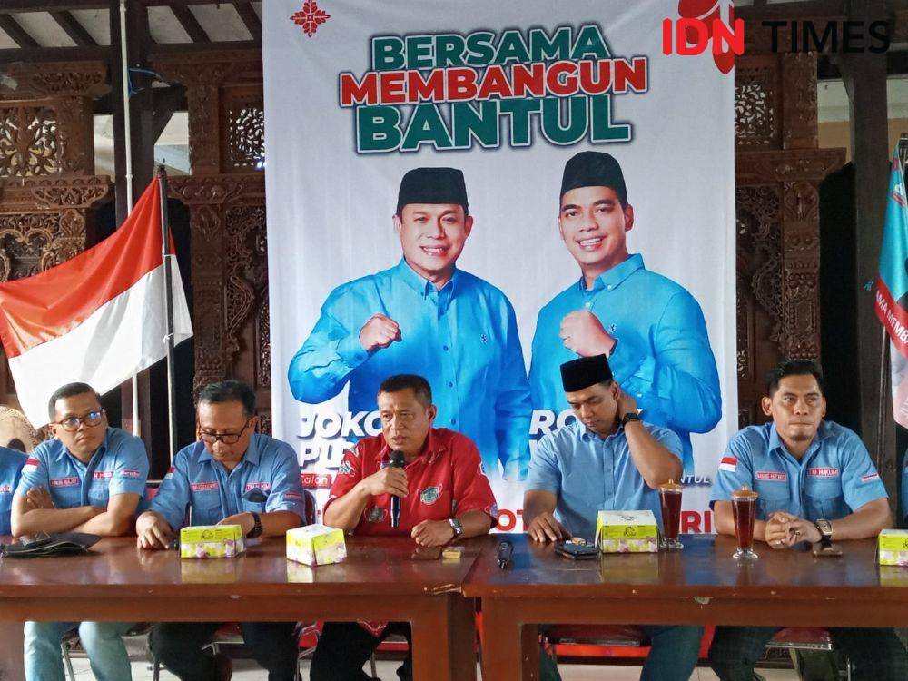 Cabup-cawabup Bantul nomor urut 3, Joko Purnomo dan Rony Wijaya bersama tim hukum. (IDN Times/Daruwaskita)
