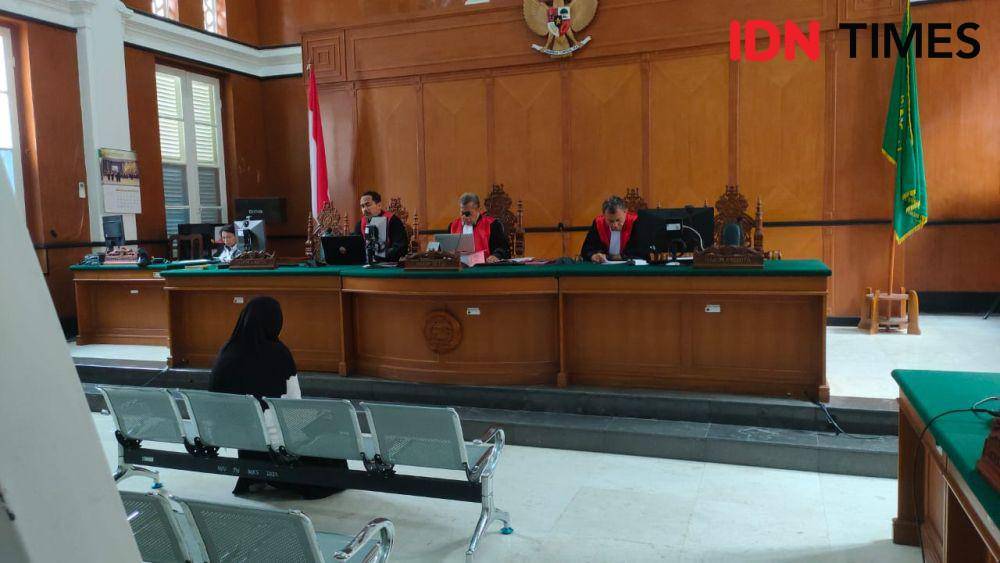 Sidang di ruang Harifin Tumpa kembali berjalan seperti biasa, Senin (14/10/2024) / (IDN Times : Darsil Yahya Mustari)