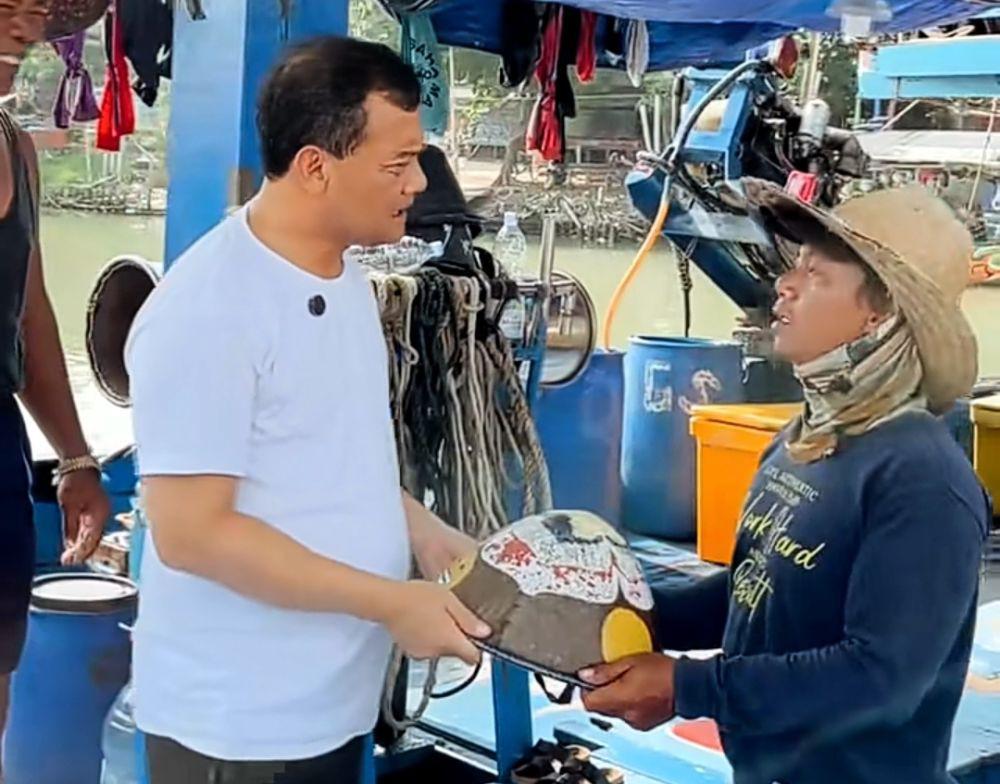 Viral, Aksi Kocak Cagub Jateng Ahmad Luthfi saat Pakai Caping Nelayan