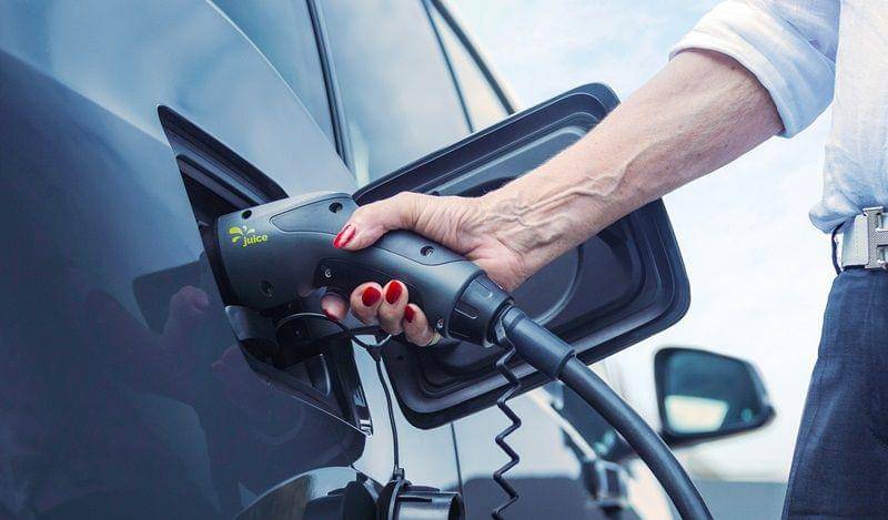 ilustrasi mengisi daya mobil PHEV (unsplash.com/JUICE)