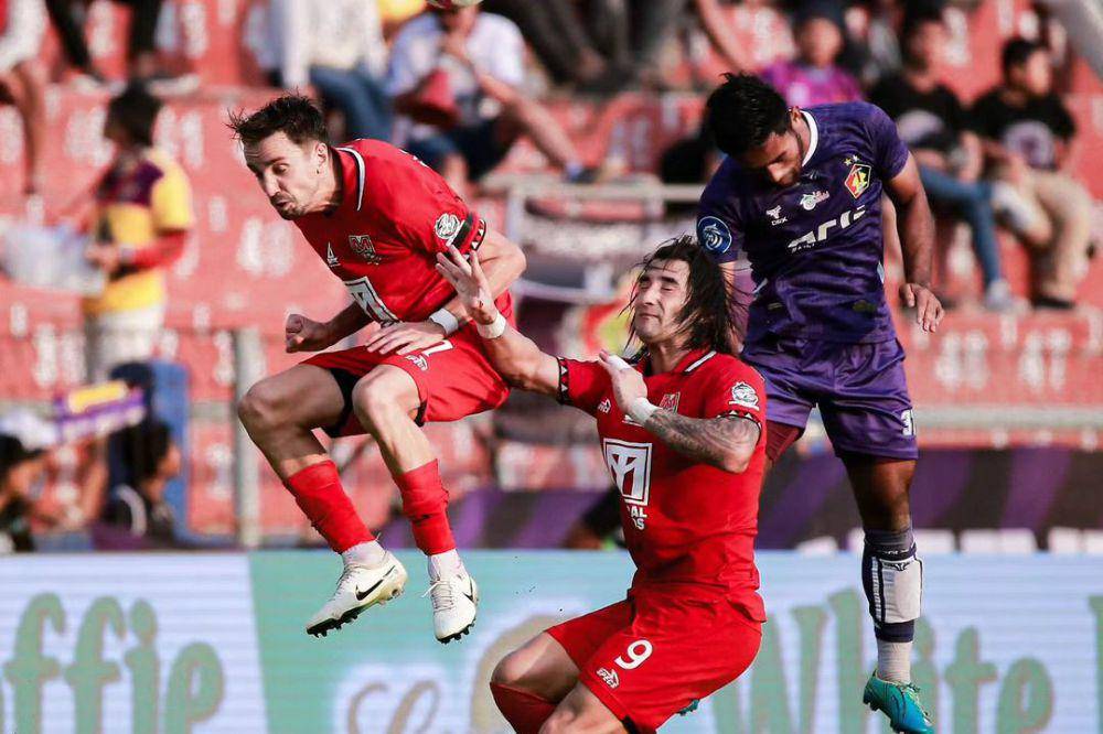 Duel pemain dalam laga Malut United vs Persik Kediri pada pekan ke-3 Liga 1 Indonesia 2024/2025. (instagram.com/persikfcofficial)