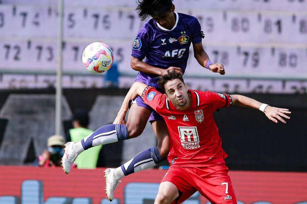 Duel pemain dalam laga Malut United vs Persik Kediri pada pekan ke-3 Liga 1 Indonesia 2024/2025. (instagram.com/persikfcofficial)