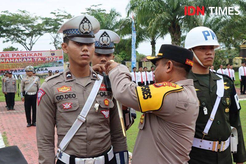 Kapolres PPU AKBP Supriyanto sematkan pita Ops Zebra Mahakam 2024 pada perwakilan anggota Satlantas (IDN Times/Ervan)