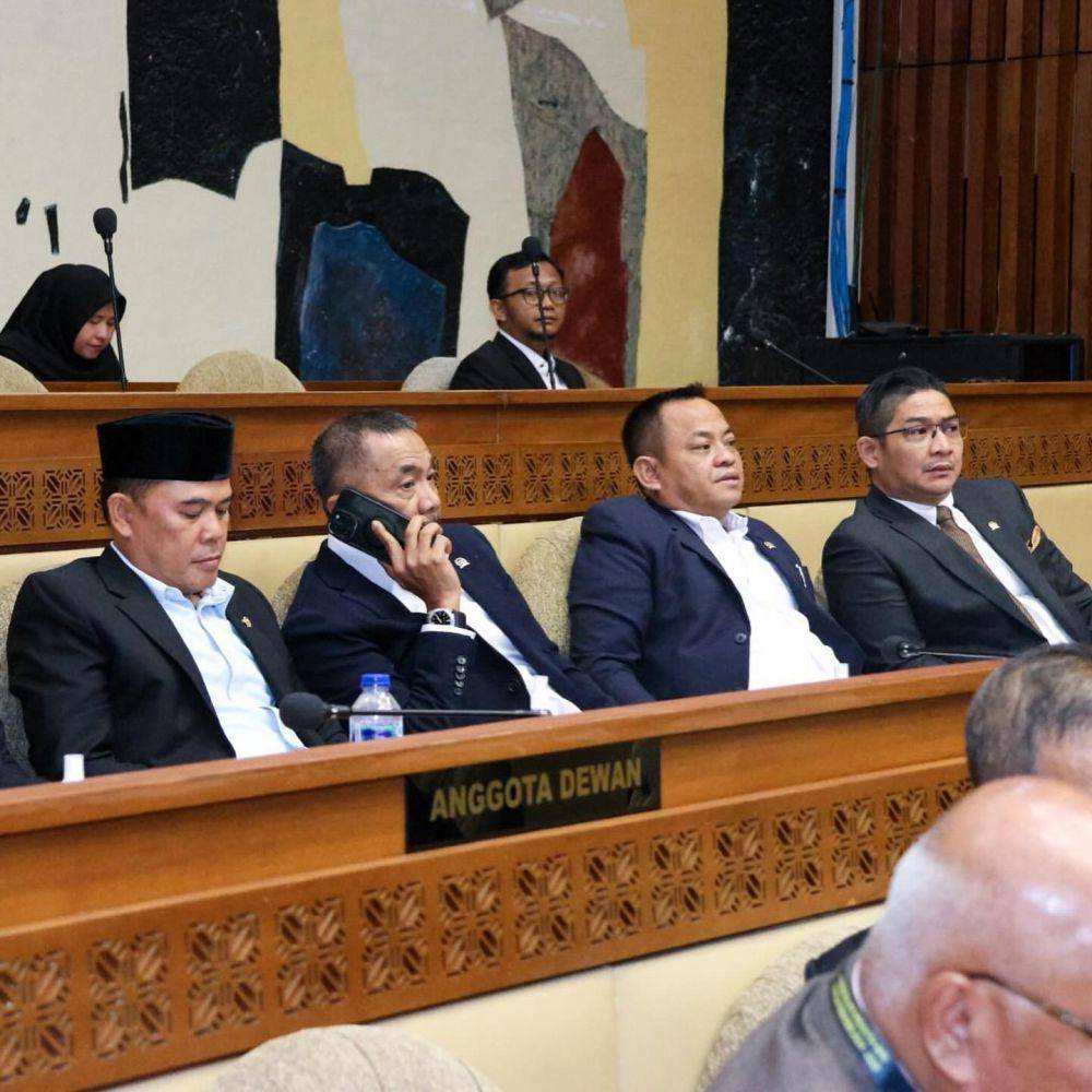 potret Pasha Ungu saat rapat di DPR (instagram.com/pashaungu_vm)