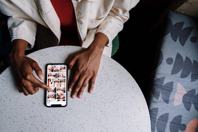 ilustrasi menggunakan smartphone (pexels.com/cottonbro studio)