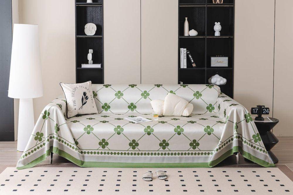 Ilustrasi sofa dengan cover (pexels.com/ SlipcoverKAS.com)