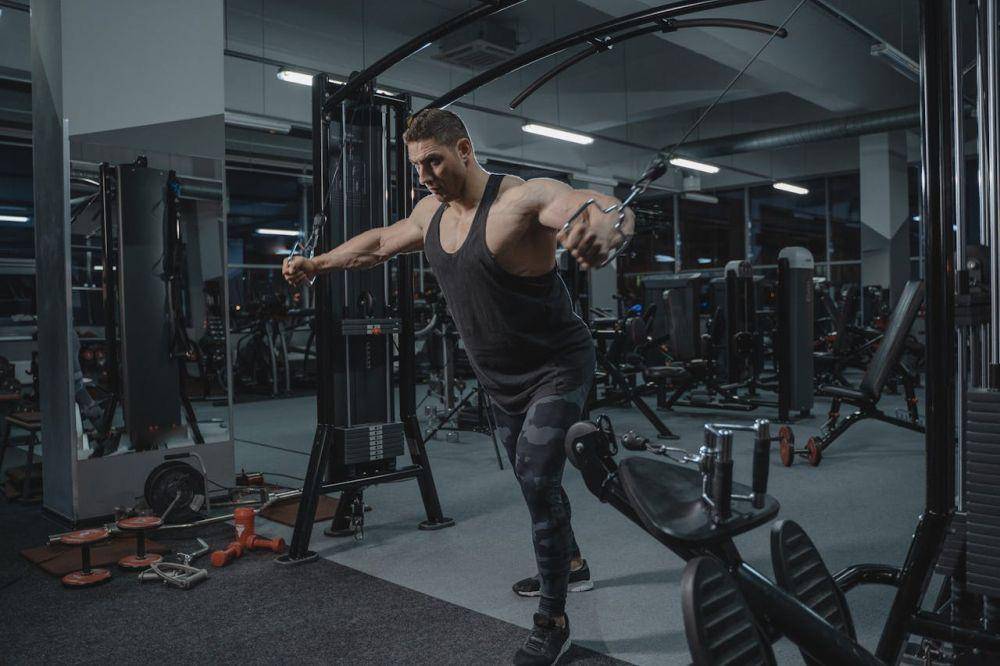 ilustrasi mesin cable crossover di gym (pexels.com/Tima Miroshnichenko)