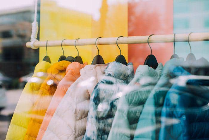 ilustrasi jaket atau pakaian hangat (unsplash.com/Nik Company)