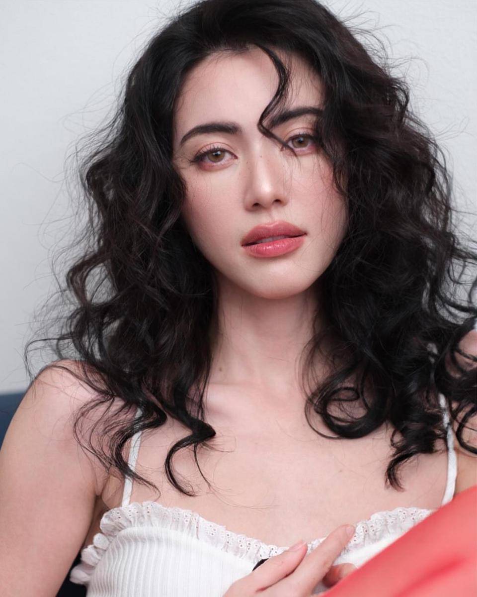potret Davika Hoorne dengan gaya rambut keriting (instagram.com/davikah)