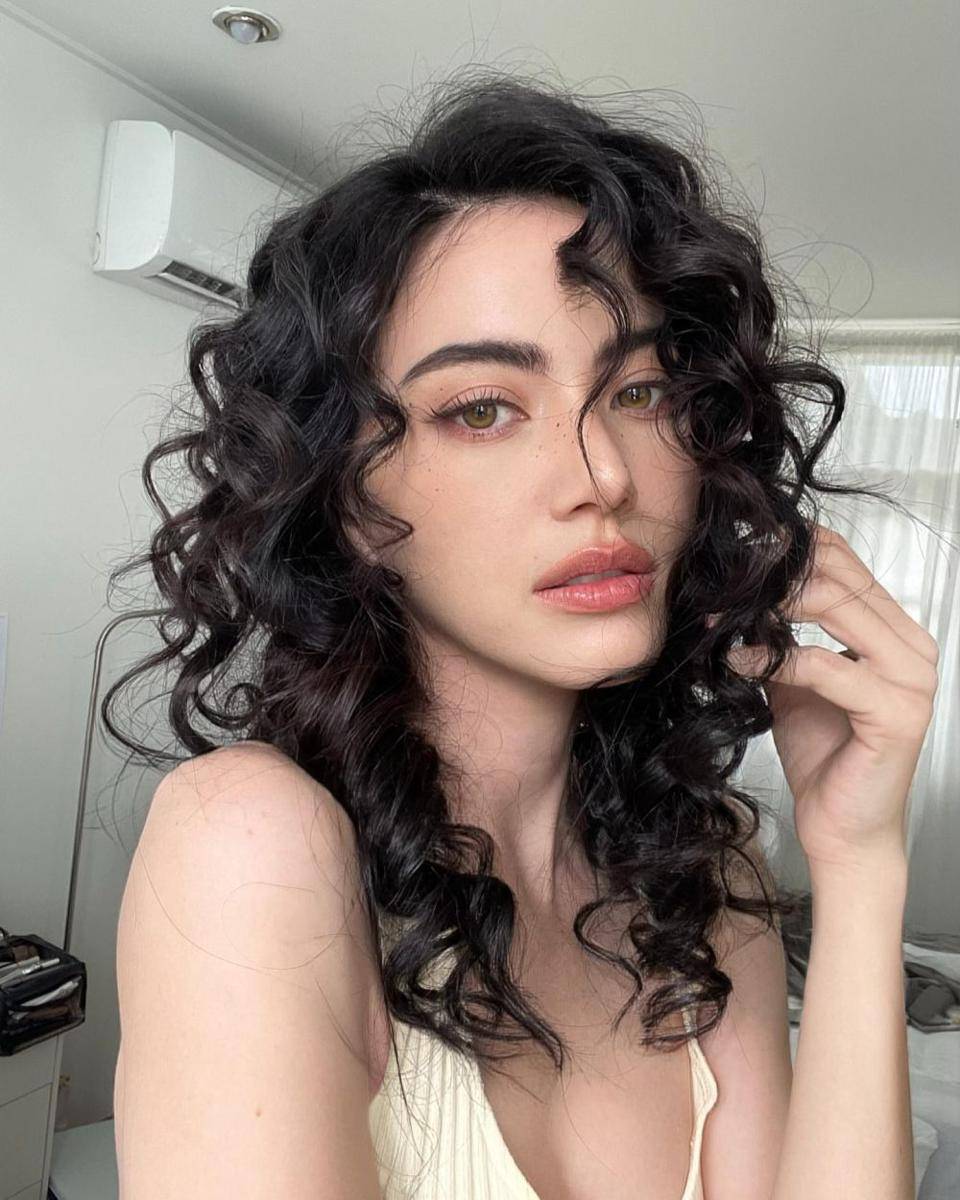 potret Davika Hoorne dengan gaya rambut keriting (instagram.com/davikah)