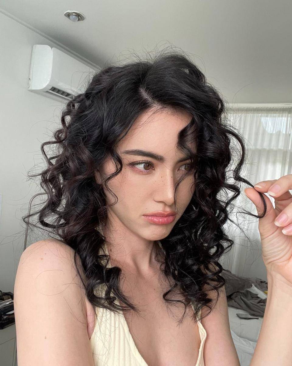 potret Davika Hoorne dengan gaya rambut keriting (instagram.com/davikah)