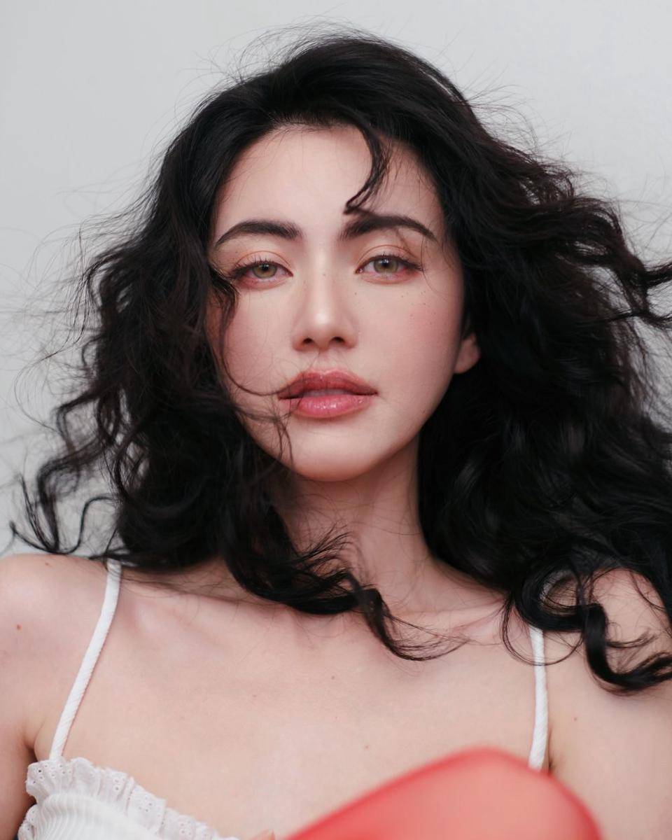 potret Davika Hoorne dengan gaya rambut keriting (instagram.com/davikah)