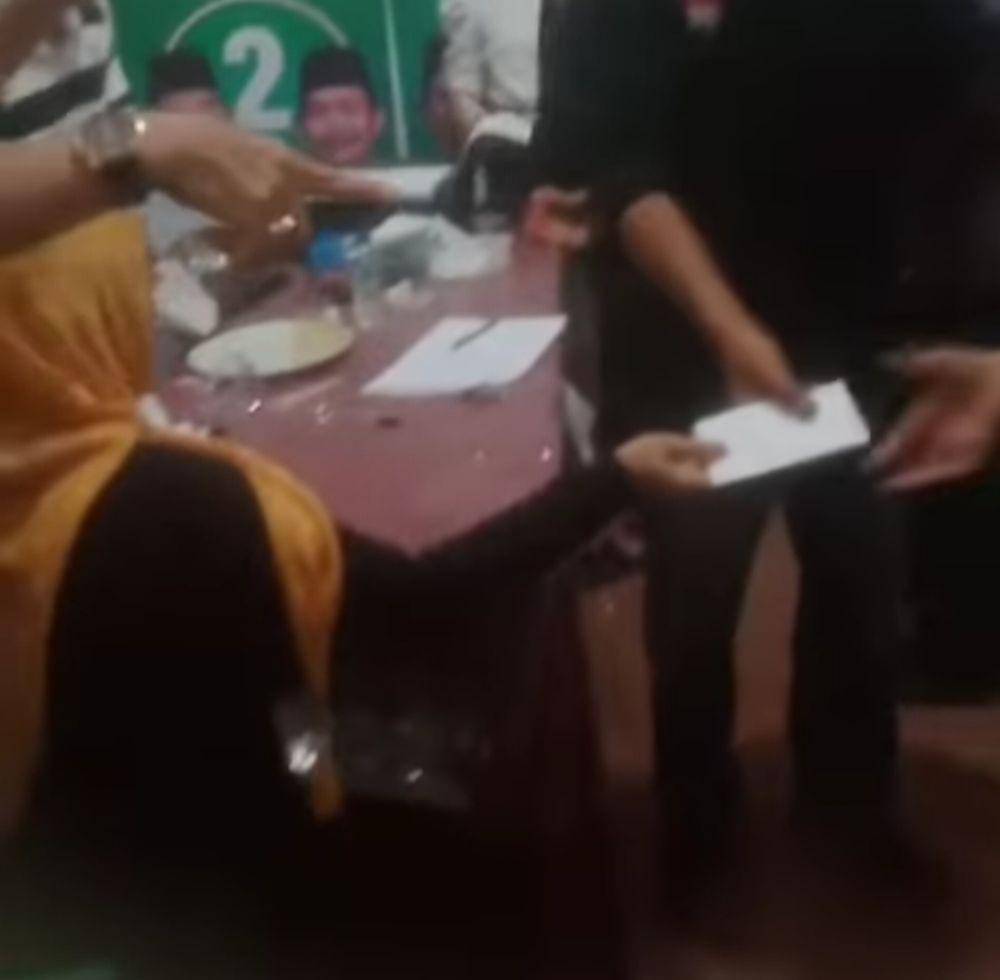 Pembagian amplop yang dilakukan tim salah satu paslon (Dok: istimewa)